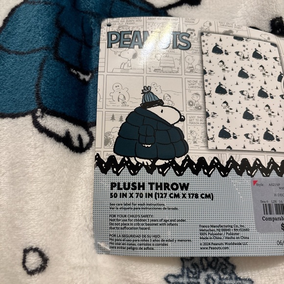 Peanuts Puffer Jacket Snoopy Plush Throw Blanket - Picture 3 of 4